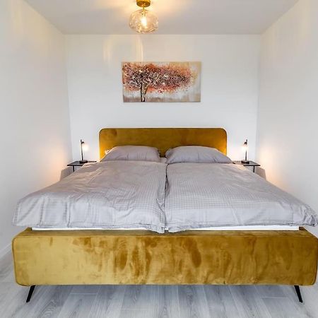Cozy Apartment Near City Centrum And Bratislava Airport Eksteriør billede