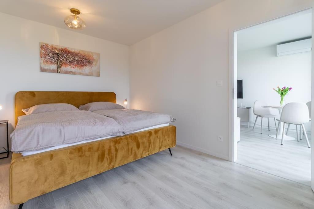 Cozy Apartment Near City Centrum And Bratislava Airport Eksteriør billede