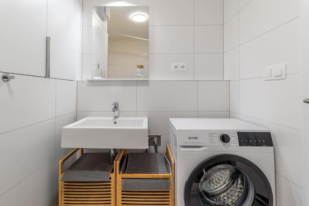 Cozy Apartment Near City Centrum And Bratislava Airport Eksteriør billede