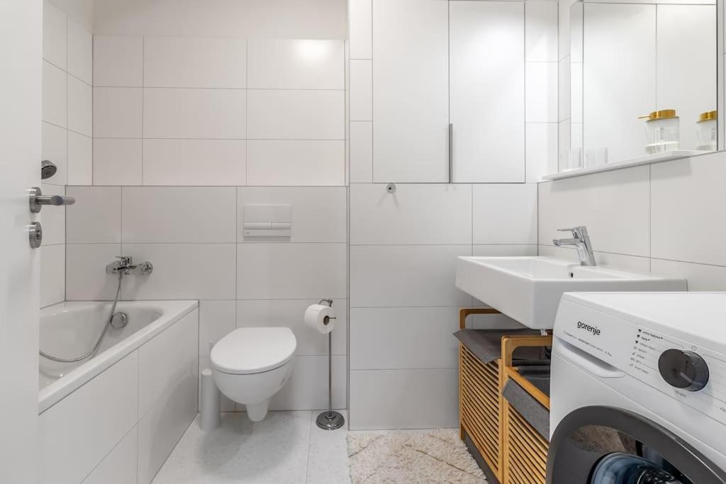 Cozy Apartment Near City Centrum And Bratislava Airport Eksteriør billede